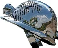 Каска - скульптура абстрактная скульптура из нержавеющей стали на заказ — Саки  
